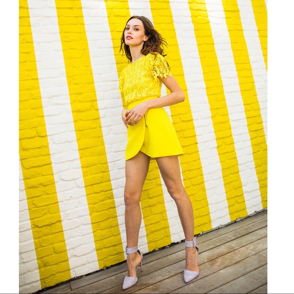 NWT ALICE+OLIVIA NEON YELLOW MINI SKIRT SZ 2